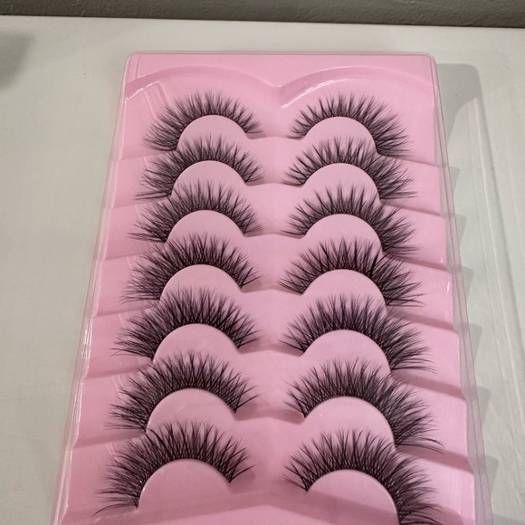 False eyelashes - Picture 2 of 3